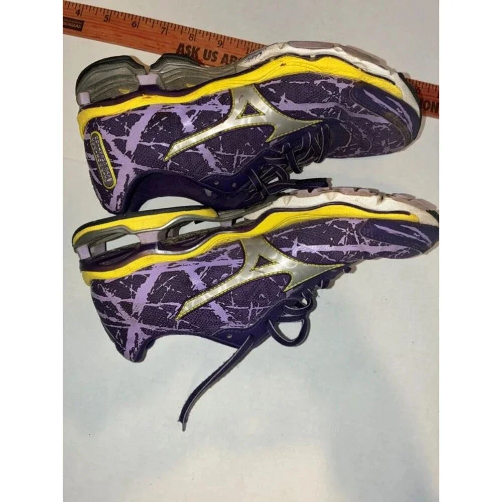 Mizuno woman’s 7.5 running sneakers